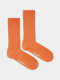 Orangene gerippte Socken mit Karottenmotiv und Karottensaftflecken