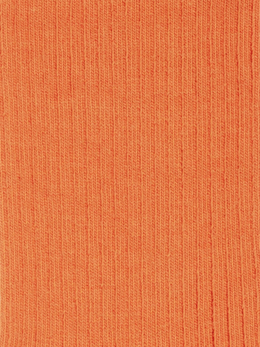 Gerippte orangefarbene Socken mit Karottenmuster und Karottensaftflecken