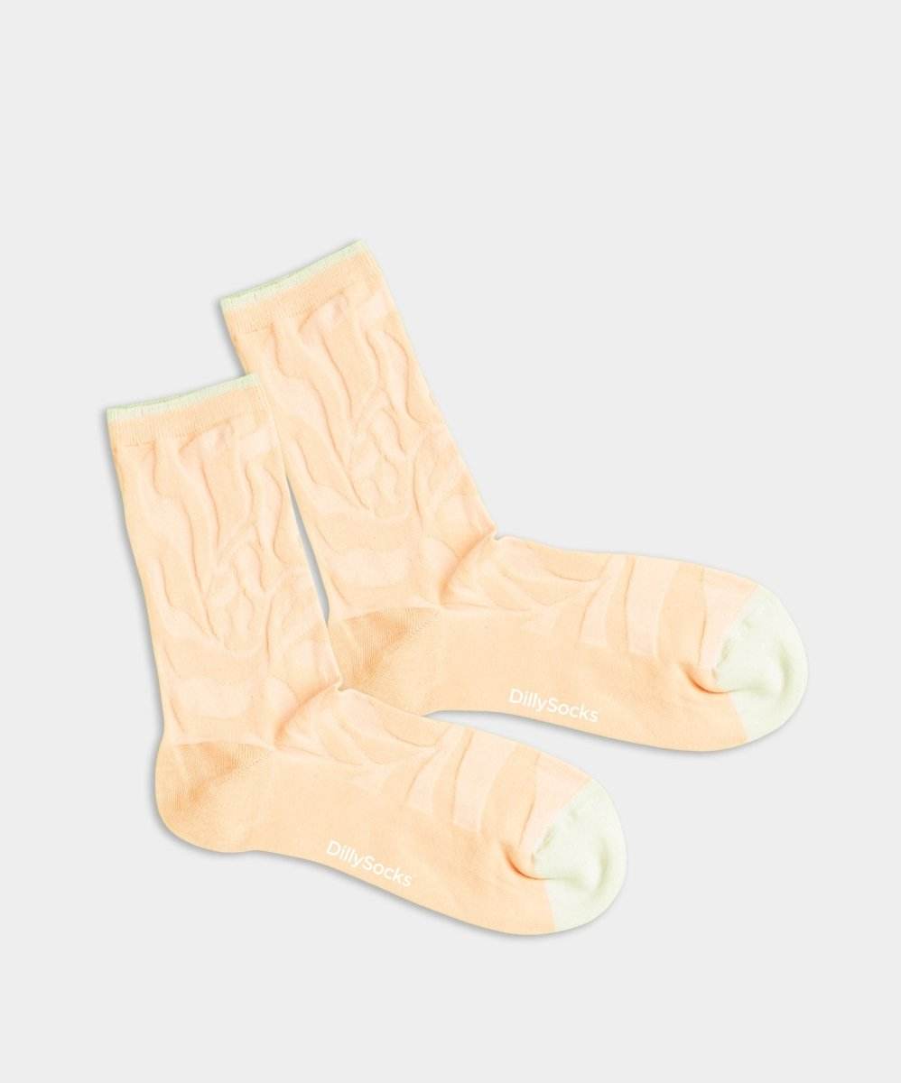 Zusammengeknüllte Pfirsichfarbene Socken an Füßen