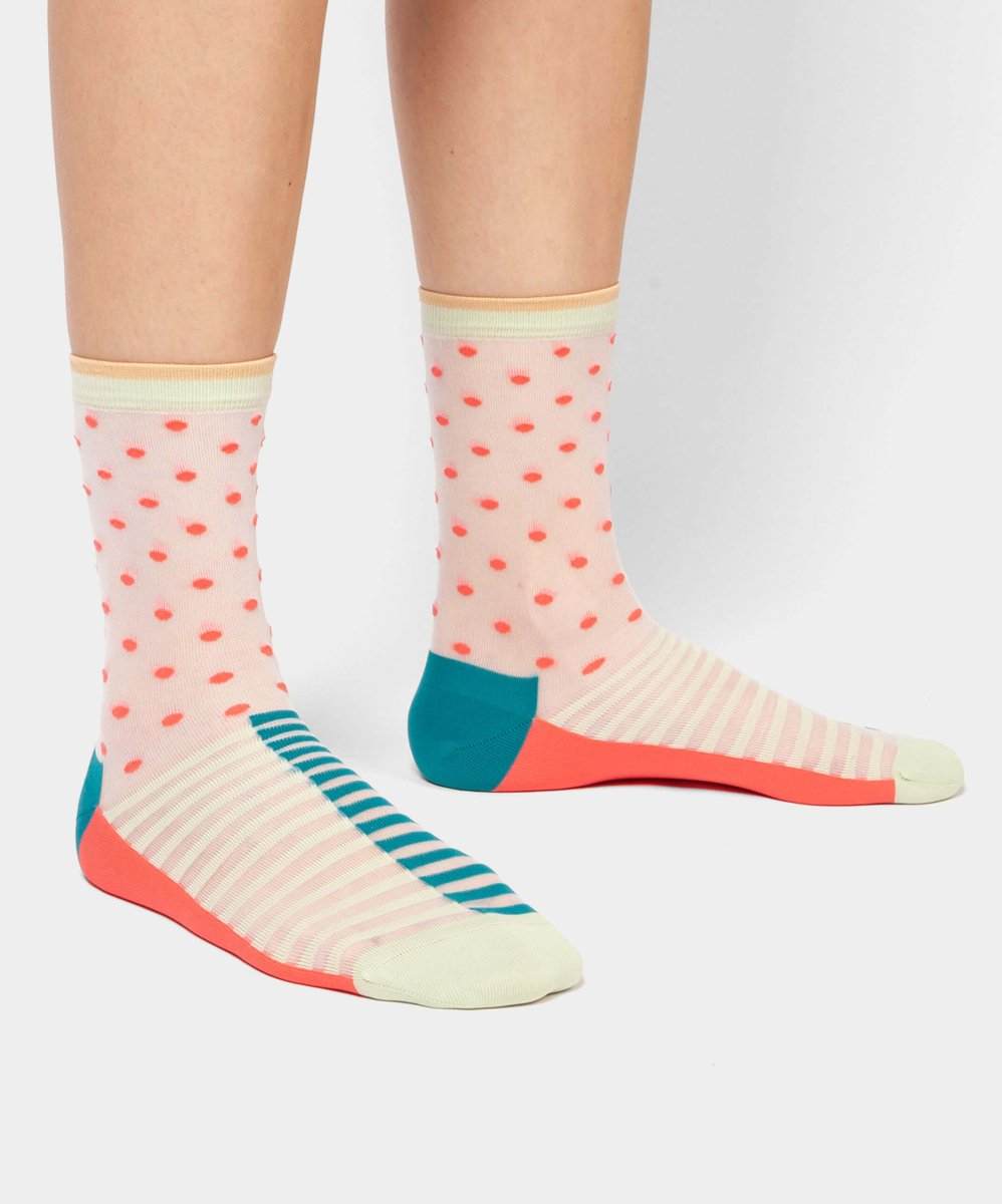 Kinder tröten fröhlich mit bunten Socken Zwei mal drei