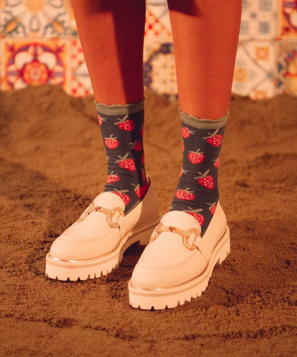 Ein Meer aus Erdbeeren als kreative Socken mit dem Thema Strawberry Sea