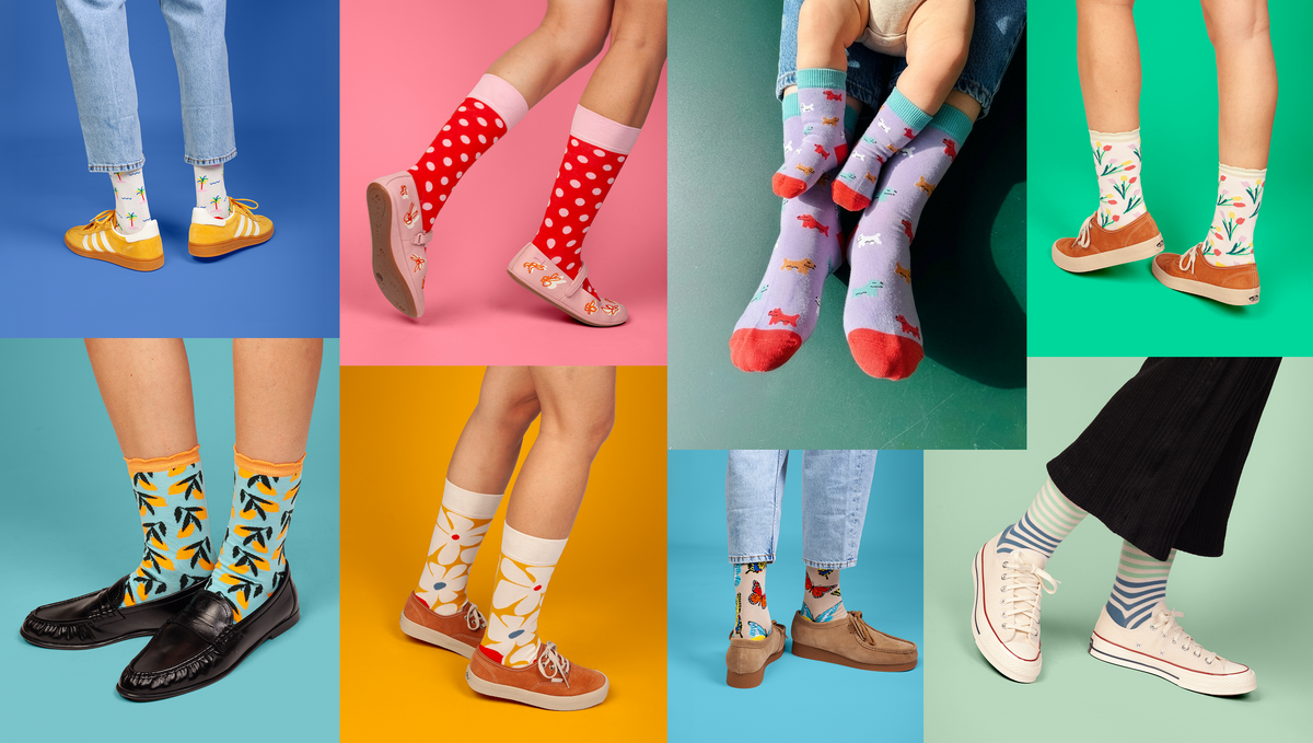 Bunte DillySocks an Füssen auf farbigen Hintergründen