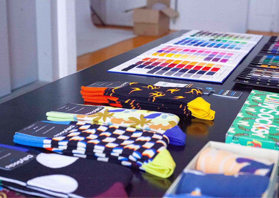 Designtisch mit Farbkarten und Socken