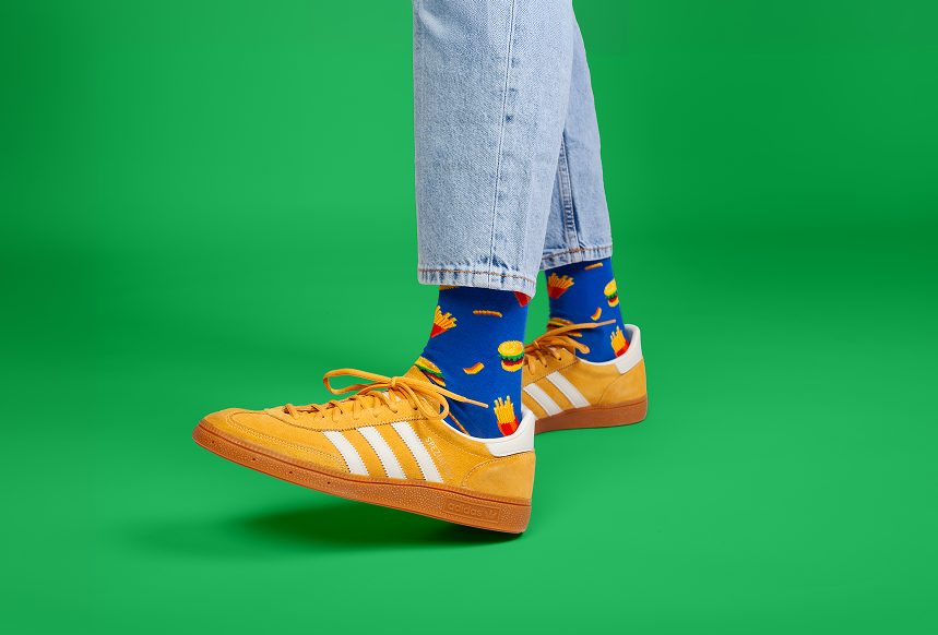 Burger-Socken mit gelben Sneakern auf Grün
