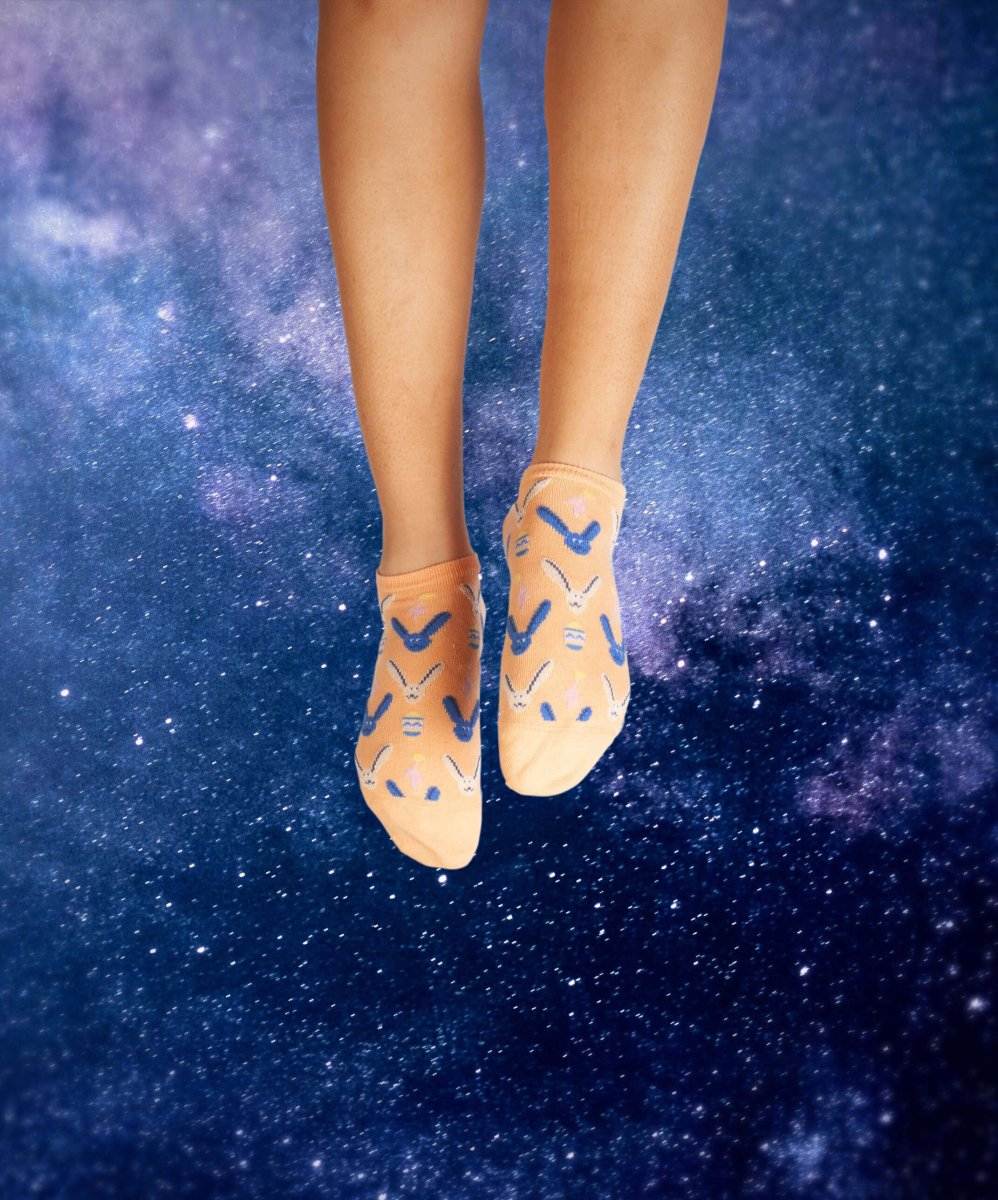 Kurze sonnige Häschen-Socken mit fröhlichem Design