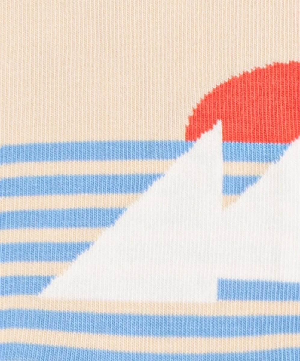 Abstraktes Segeln mit bunten Socken im maritimen Stil