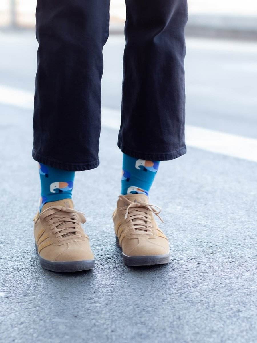 Bunter erhöhter Elefant mit Socken stehend