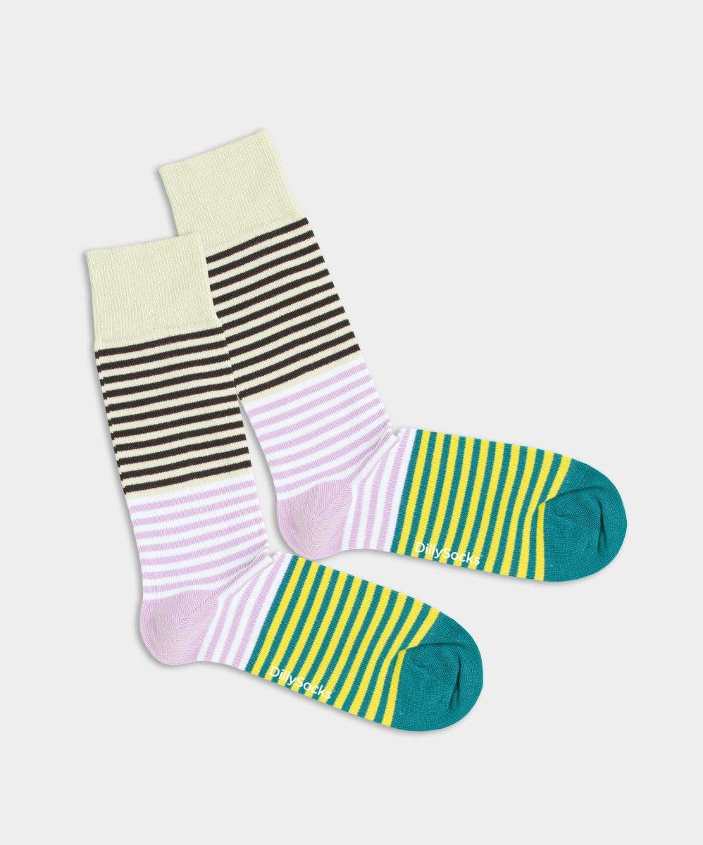 Vier bunte Four Mation Socken mit Streifenmuster für gute Laune
