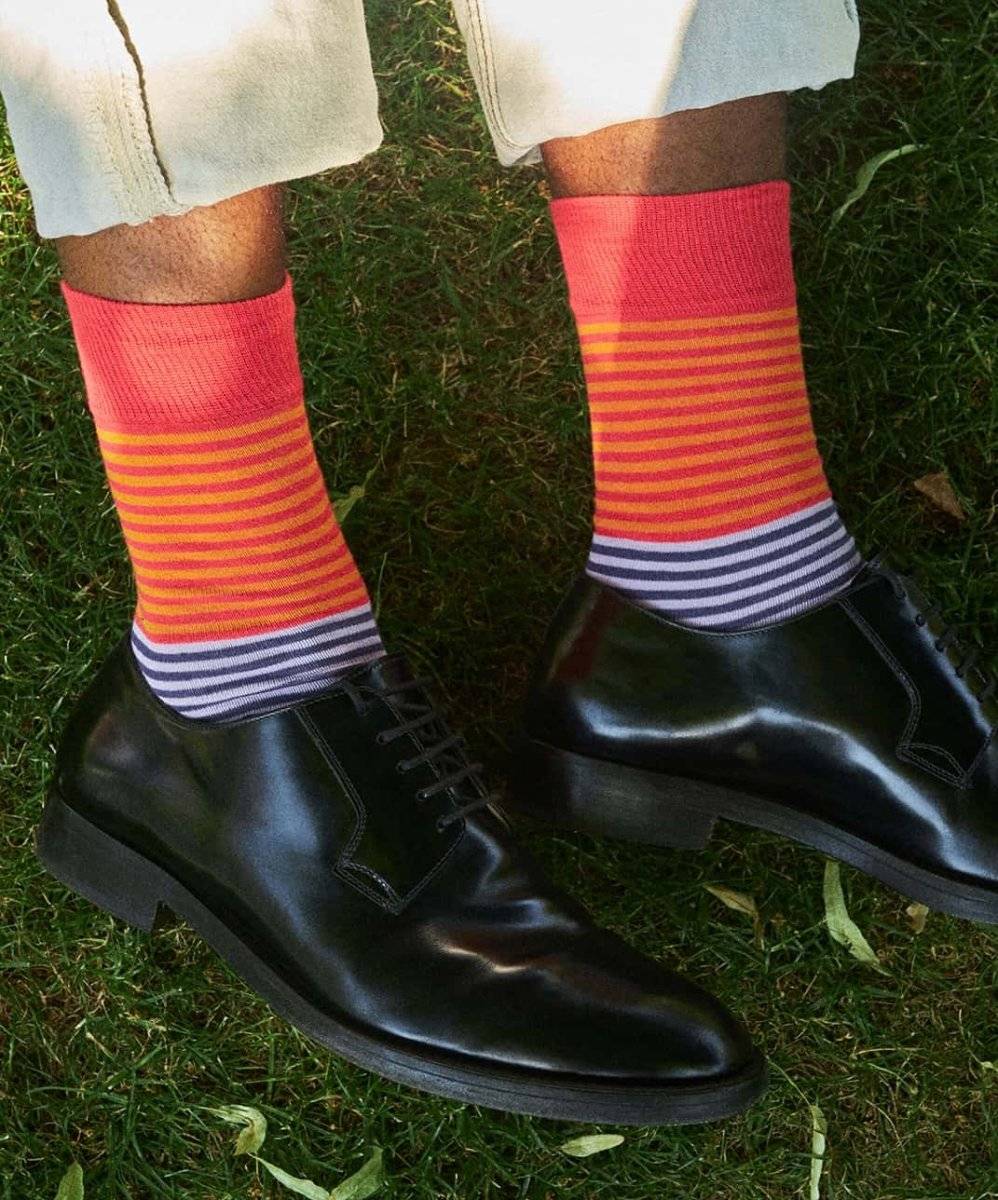 Vier bunte Socken in Rot, Orange, Lila und Violett von Four Ward