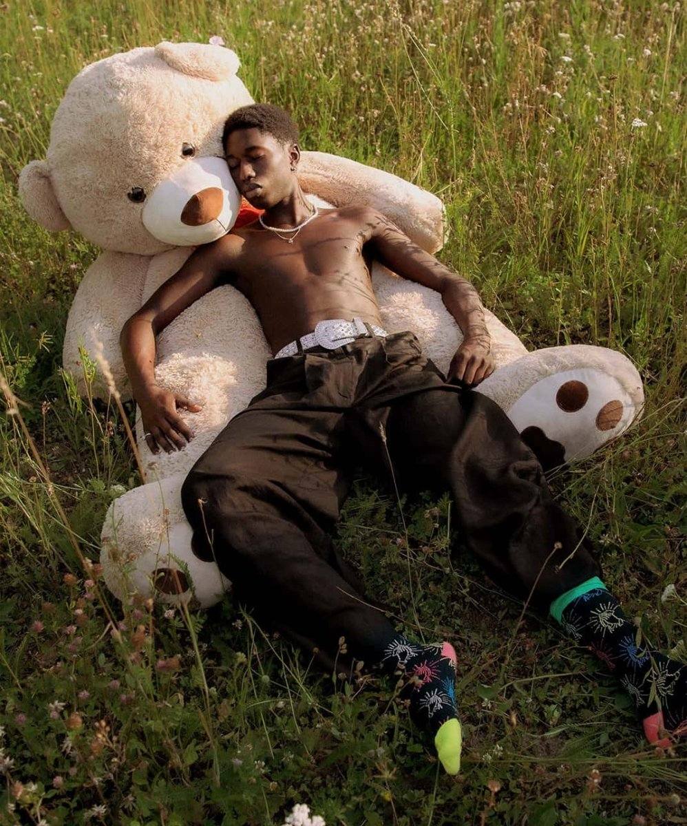 Handy Hands Socken mit Kulleraugen über Füßen und Händen getragen