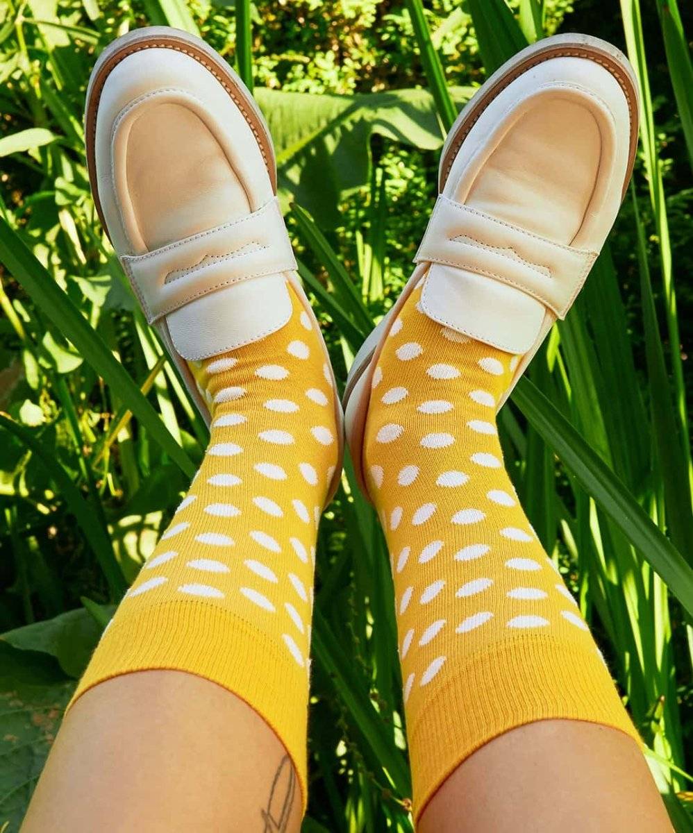 Gelbe Socken mit Mustard Dots Muster für fröhlichen Look