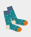 Person läuft nachts mit Night Runner Socken für Stil und Komfort