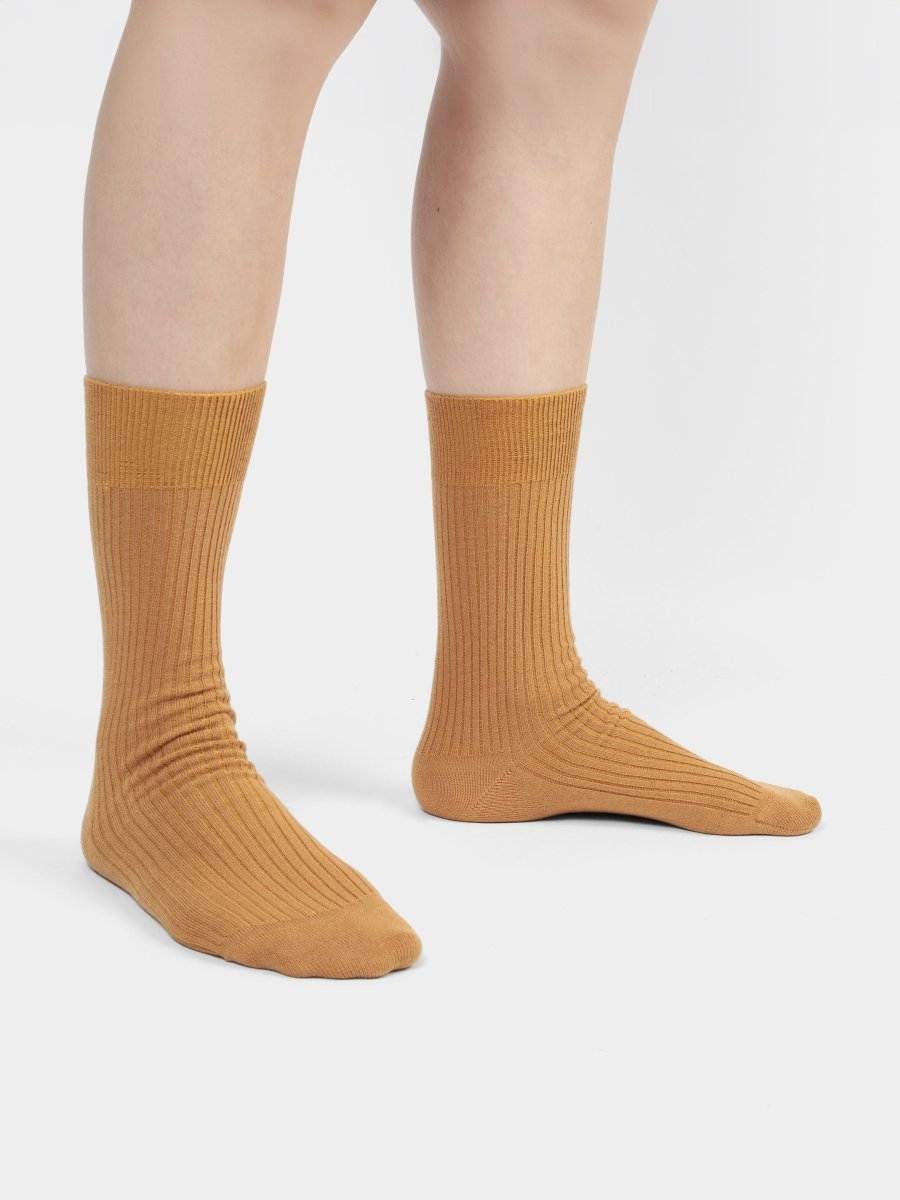 Rippen goldgelbe Socken mit strukturiertem Muster